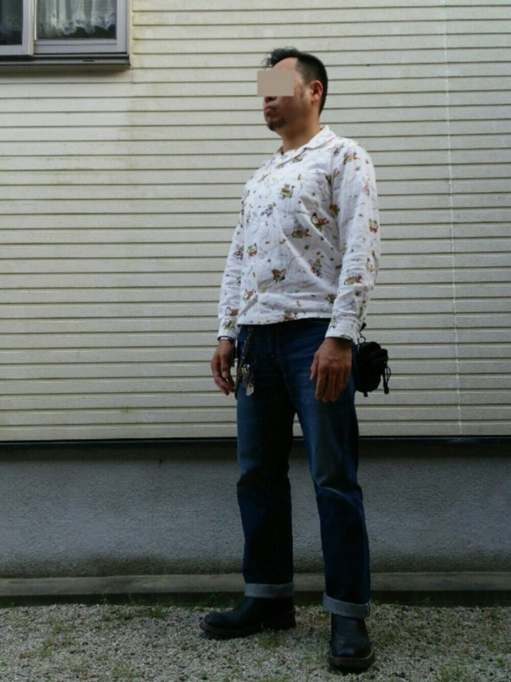 ホワイト系のTシャツ/カットソー、ホワイト系のシャツ/ブラウス、ブルー系のデニムパンツを着用したメンズの春コーディネートの1枚目の写真