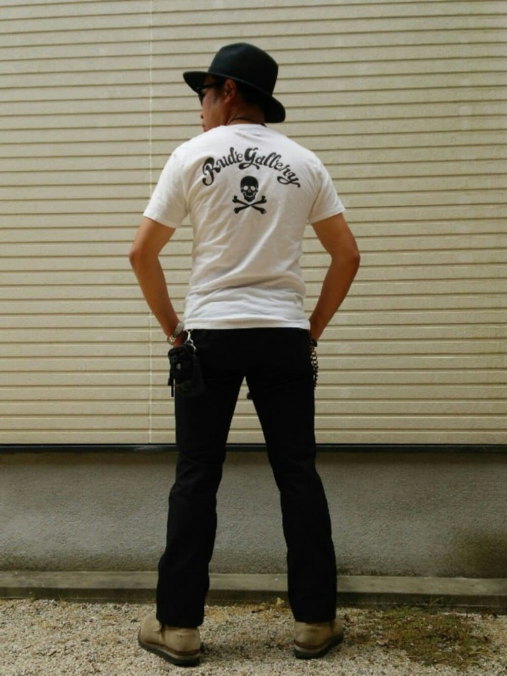 ホワイト系のTシャツ/カットソー、ブラック系のその他パンツ、ベージュ系のブーツを着用したメンズの夏コーディネートの1枚目の写真