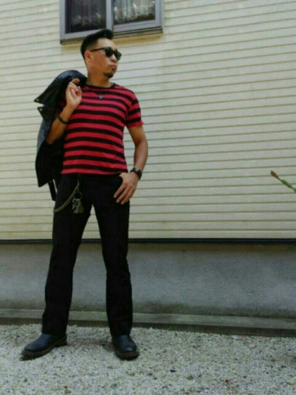 レッド系のTシャツ/カットソー、ブラック系のその他パンツ、ブラック系のブーツを着用したメンズの夏コーディネートの1枚目の写真