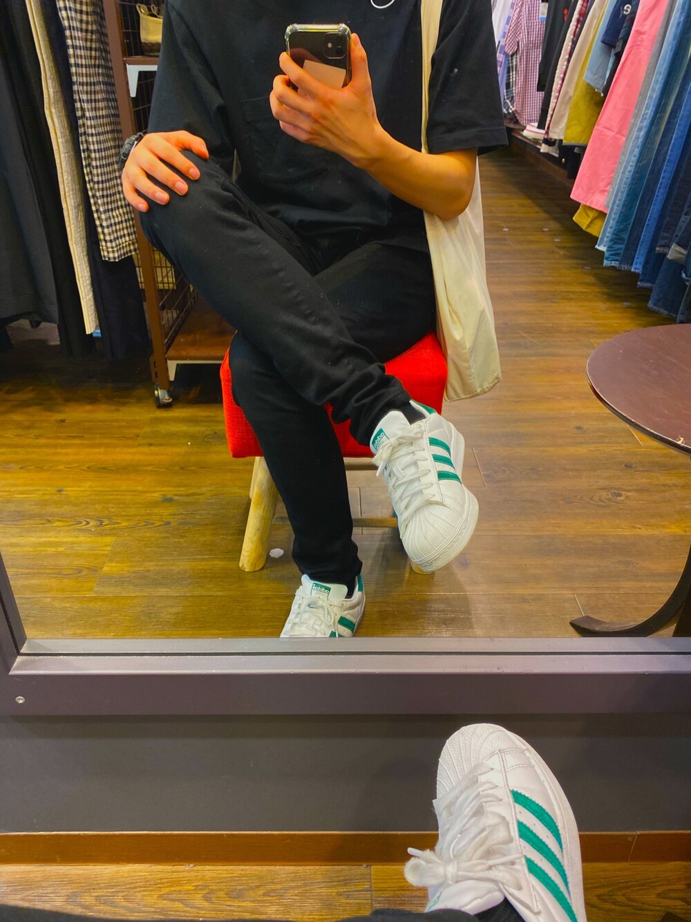 「おしゃれさんと繋がりたい、オーバーサイズ、プチプラ、UNIQLO、いいね、save、フォローお願いします🤑、いいね返し、いいね＆フォロー よろしくお願いします！、オールブラック、アディダスオリジナルス、かんたんコーデ」｜「UNIQLOのオーバーサイズクルーネックT（半袖）（Tシャツ/カットソー、ブラック系）」を使った、とーこさん（メンズ・177cm）の夏コーディネートの1枚目の写真