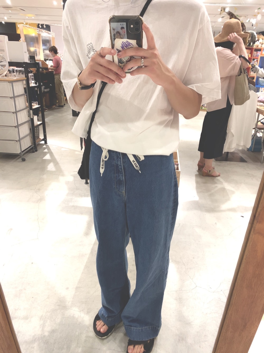「今日のコーデ、大人カジュアル、キレイめ、シンプル、デニムパンツ、お洒落さんとつながりたい、ワイドデニム、ビックシルエット、いいね、save、フォローお願いします🤑、いいね返し」｜「Appleのアイテム（その他小物、ブラック系）」を使った、とーこさん（メンズ・177cm）の秋コーディネートの1枚目の写真