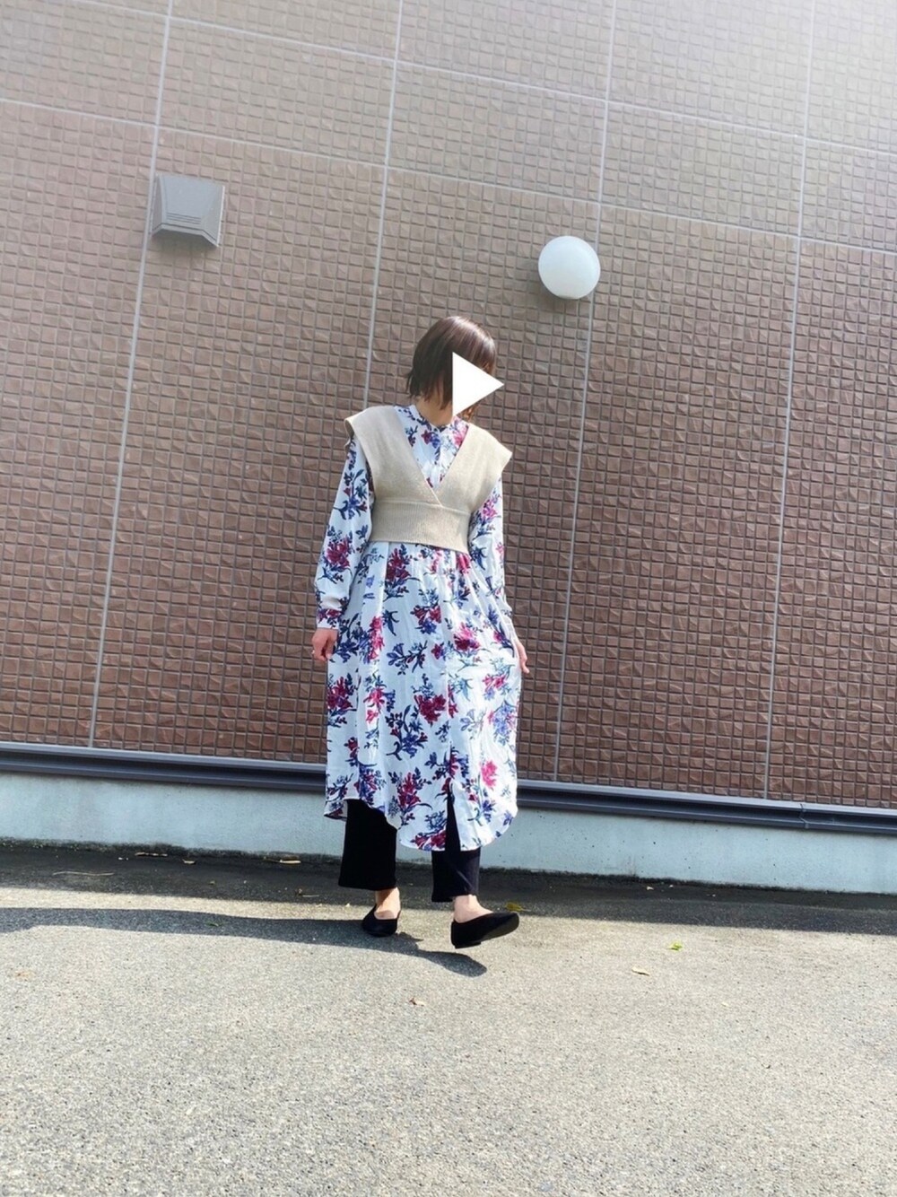 「ジーナシス、休日スタイル、春コーデ、レイヤードスタイル、ビスチェ、花柄、プチプラ、お洒落さんとつながりたい、ワンピース、ワンピース×パンツ」｜「JEANASISのシャツワンピース/743980 （ワンピース、ホワイト系）」を使った、son.さん（レディース・164cm）の春コーディネートの1枚目の写真