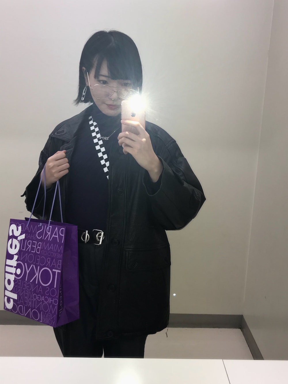 「おしゃれさんと繋がりたい、古着、古着MIX、原宿、チェッカーフラッグ、フラッグチェック、ブラックコーデ」｜「WCのアイテム（イヤリング、シルバー系）」を使った、Tomさん（レディース・165cm）の冬コーディネートの1枚目の写真
