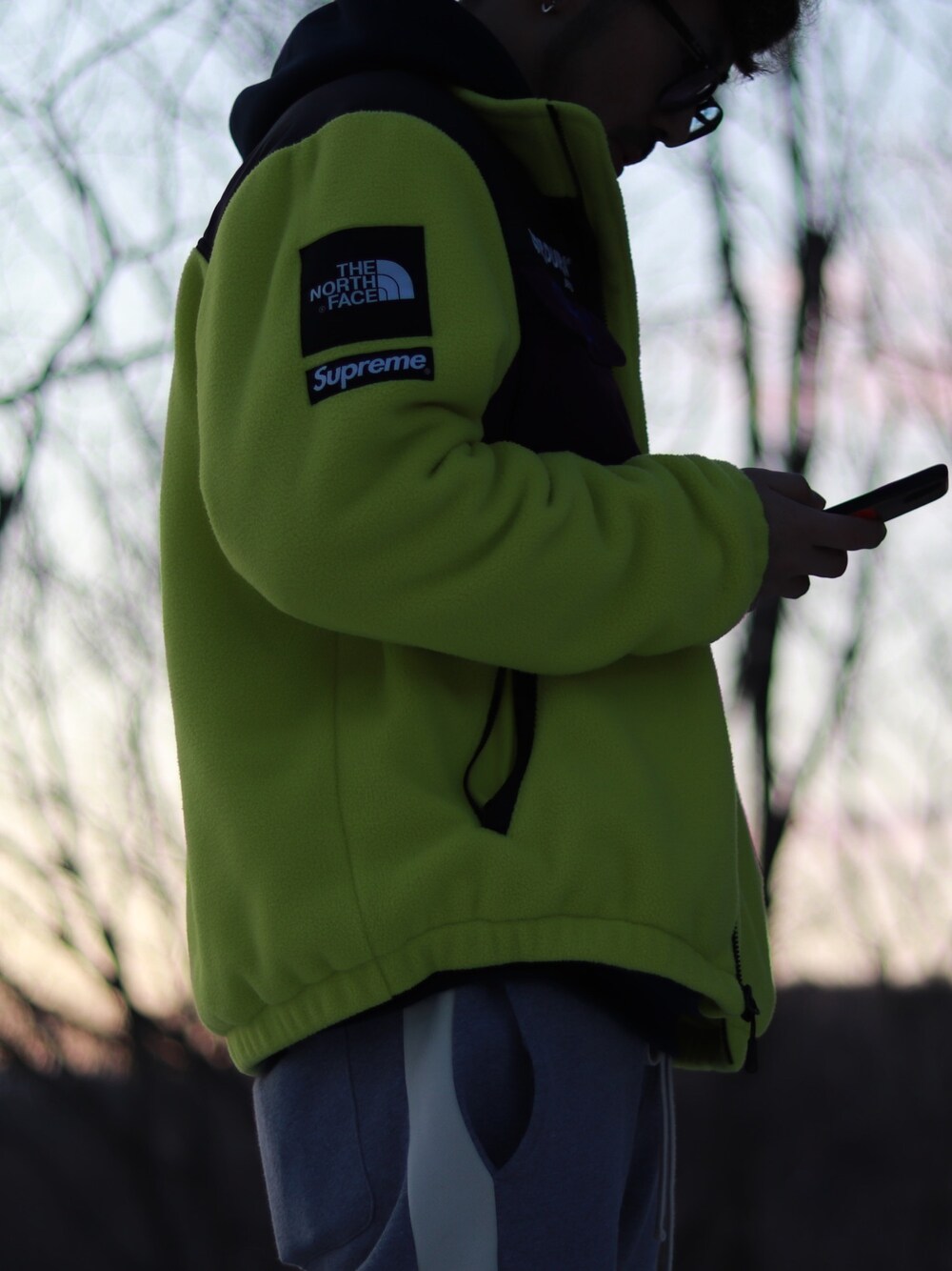 「supreme、THE NORTH FACE、fogEssentials、シュプリーム、シュプノース、冬アウター着回しチャレンジ」｜「Supreme のアイテム（その他アウター、イエロー系）」を使った、kmtry91さん（メンズ・177cm）の冬コーディネートの1枚目の写真