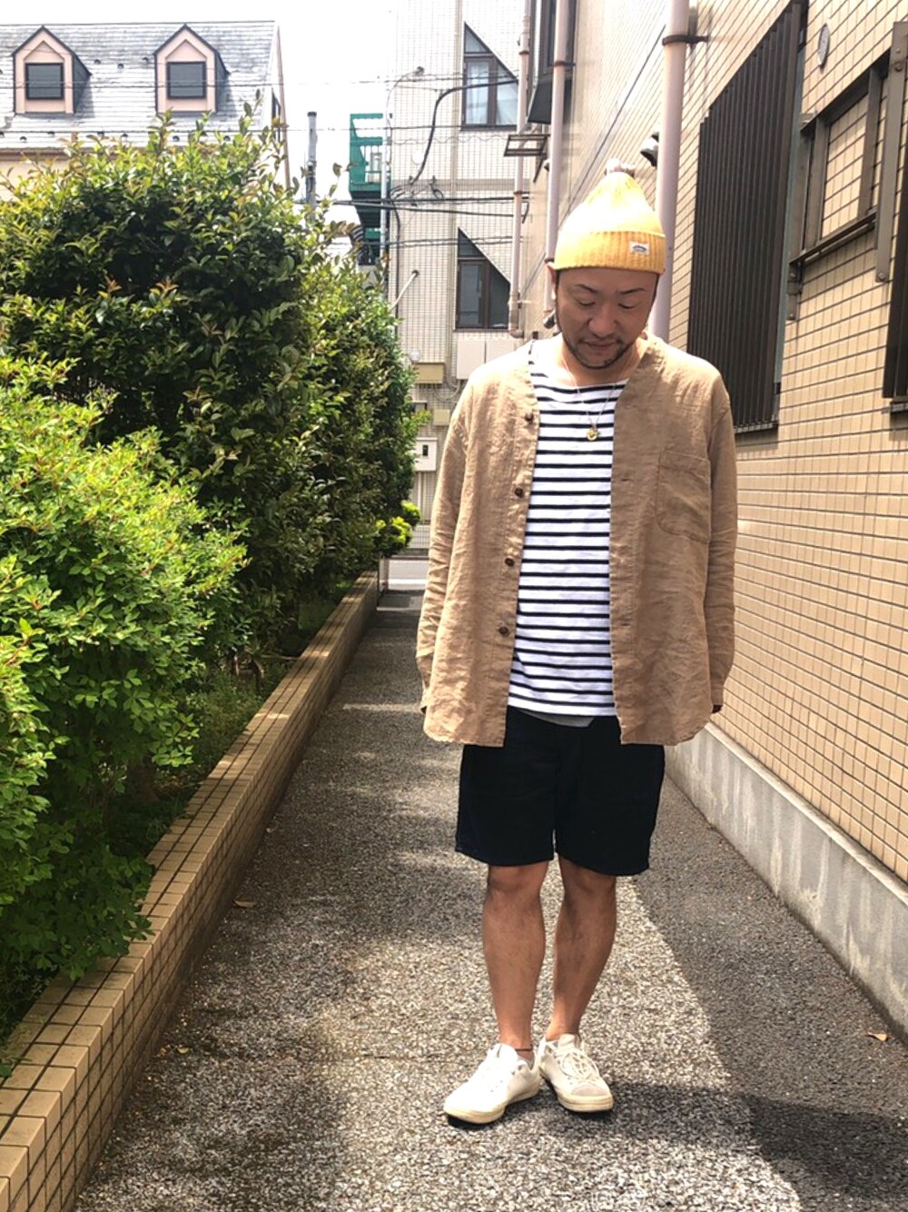 「春夏コーデ、オトナカジュアル、リネン、リネンシャツ、ノーカラーシャツ、ビッグシルエット、ビッグシャツ、パステルカラー、おじさん、アラフォー」｜「HOLLYWOOD RANCH MARKETのアイテム（ニットキャップ/ビーニー、イエロー系）」を使った、masu＊さん（メンズ・168cm）の春コーディネートの1枚目の写真
