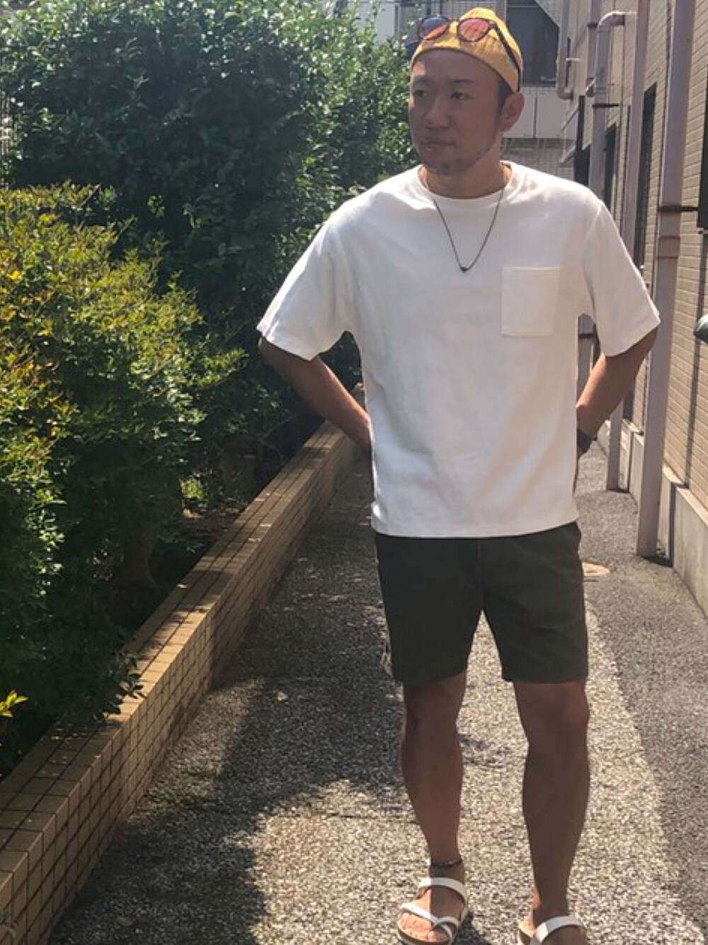 「休日スタイル、シンプルスタイル、大人カジュアル、ビッグシルエット、白Tシャツ、ﾊﾝﾄﾞﾒｲﾄﾞｱｸｾｻﾘｰ、ラフ、おじさん、アラフォー」｜「HOLLYWOOD RANCH MARKETのアイテム（ニットキャップ/ビーニー、イエロー系）」を使った、masu＊さん（メンズ・168cm）の夏コーディネートの1枚目の写真