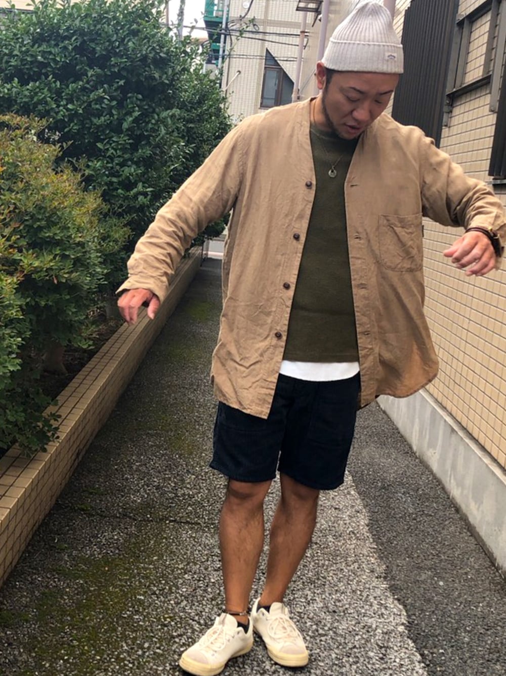 「大人カジュアル、秋色、カーキ、リネン、レイヤードスタイル、ゆるコーデ、オーダーメイドアクセサリー、おじさん、アラフォー」｜「HOLLYWOOD RANCH MARKETのアイテム（ニットキャップ/ビーニー、グレー系）」を使った、masu＊さん（メンズ・168cm）の秋コーディネートの1枚目の写真