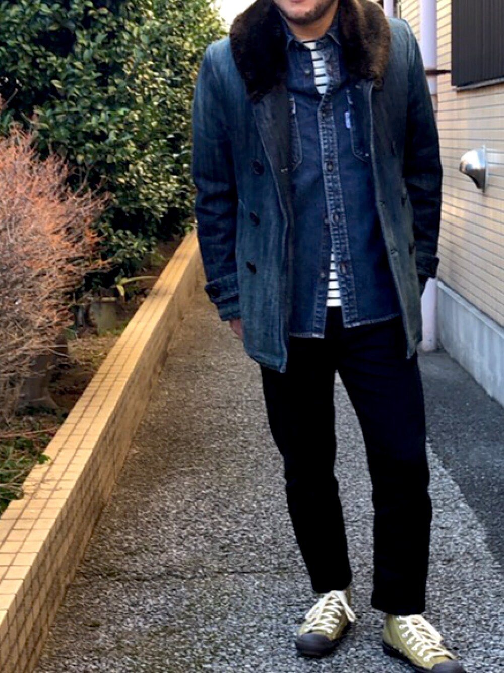 「大人カジュアル、冬の撮り溜め、デニムアウター、デニムシャツ、デニムオンデニム、BLUE BLUE、ハイカットスニーカー、おじさん、アラフォー」｜「BLUE BLUEのアイテム（その他アウター、ブルー系）」を使った、masu＊さん（メンズ・168cm）の春コーディネートの1枚目の写真
