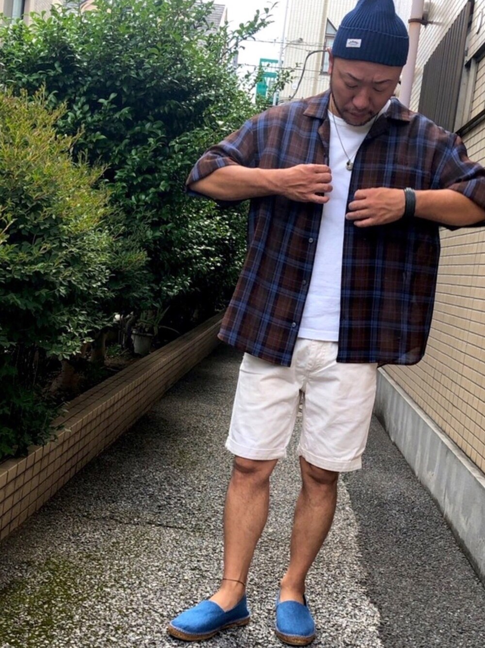 「夏コーデ、オープンカラーシャツ、開襟シャツ、シャツスタイル、シアーシャツ、チェック、エスパドリーユ、ショートパンツ、おじさん、アラフォー」｜「HOLLYWOOD RANCH MARKETのアイテム（ニットキャップ/ビーニー、ブルー系）」を使った、masu＊さん（メンズ・168cm）の夏コーディネートの1枚目の写真