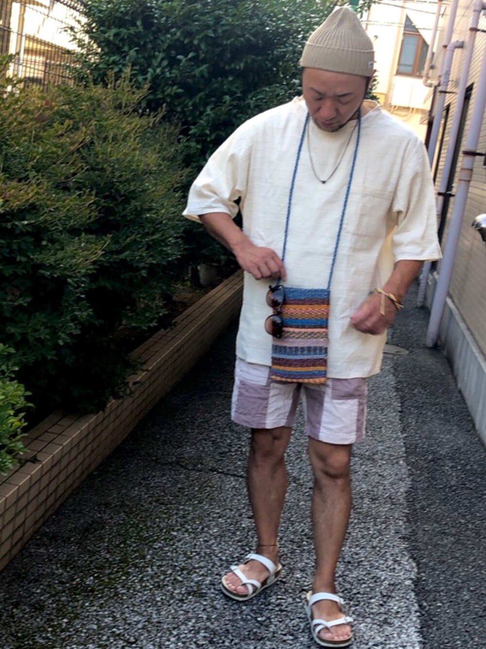 「夏コーデ、リラックススタイル、休日スタイル、サングラス、アウトドアスタイル、ワントーンコーデ、ゆるコーデ、シヨートパンツ、おじさん、アラフォー」｜「HOLLYWOOD RANCH MARKETのアイテム（ニットキャップ/ビーニー、ベージュ系）」を使った、masu＊さん（メンズ・168cm）の夏コーディネートの1枚目の写真