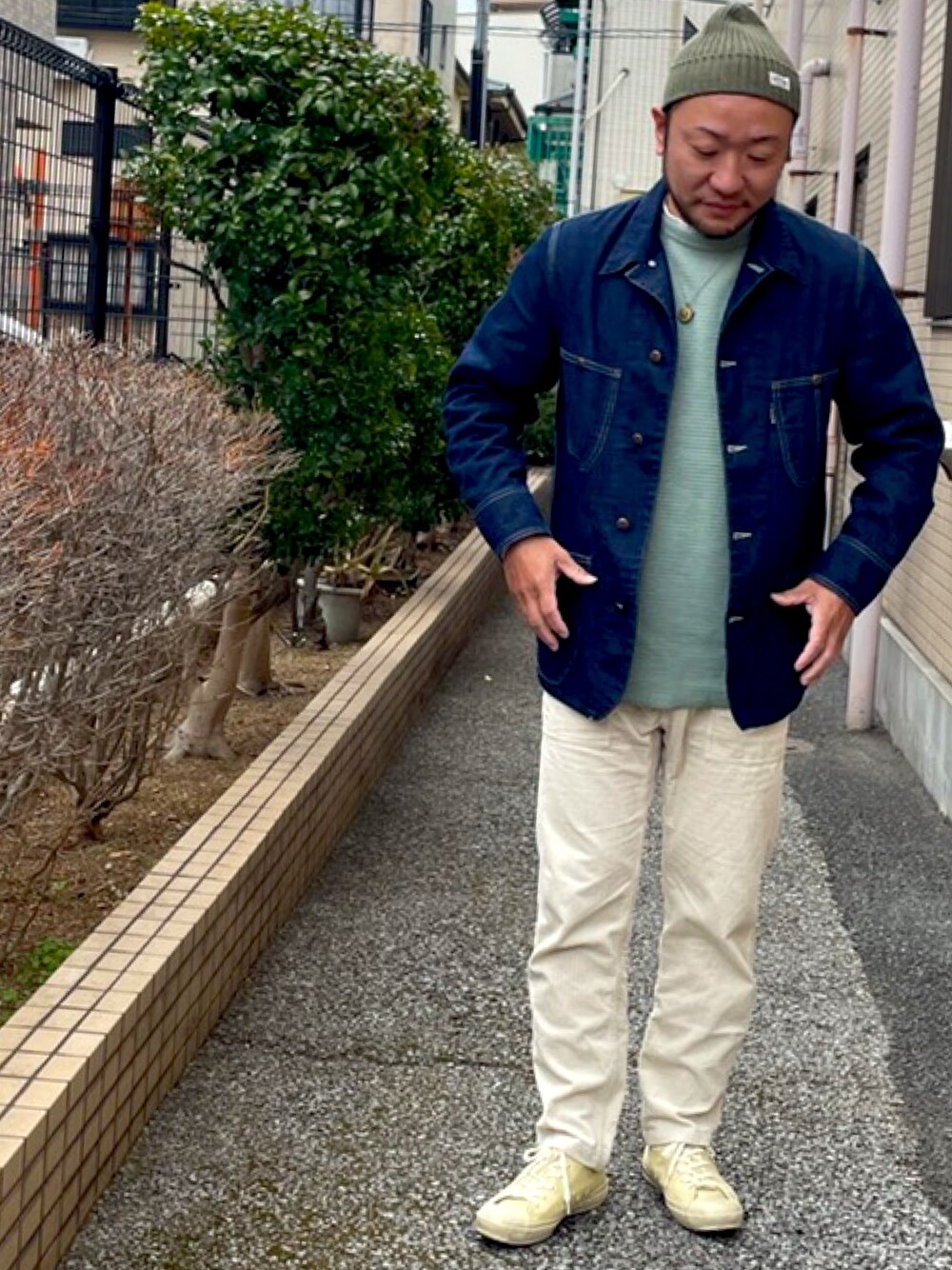 「春めきシューズ、春服、カバーオール、春色、レイヤードスタイル、シンプル、春アウター、パステルカラー、おじさん、アラフォー」｜「HOLLYWOOD RANCH MARKETのアイテム（ニットキャップ/ビーニー、グリーン系）」を使った、masu＊さん（メンズ・168cm）の春コーディネートの1枚目の写真