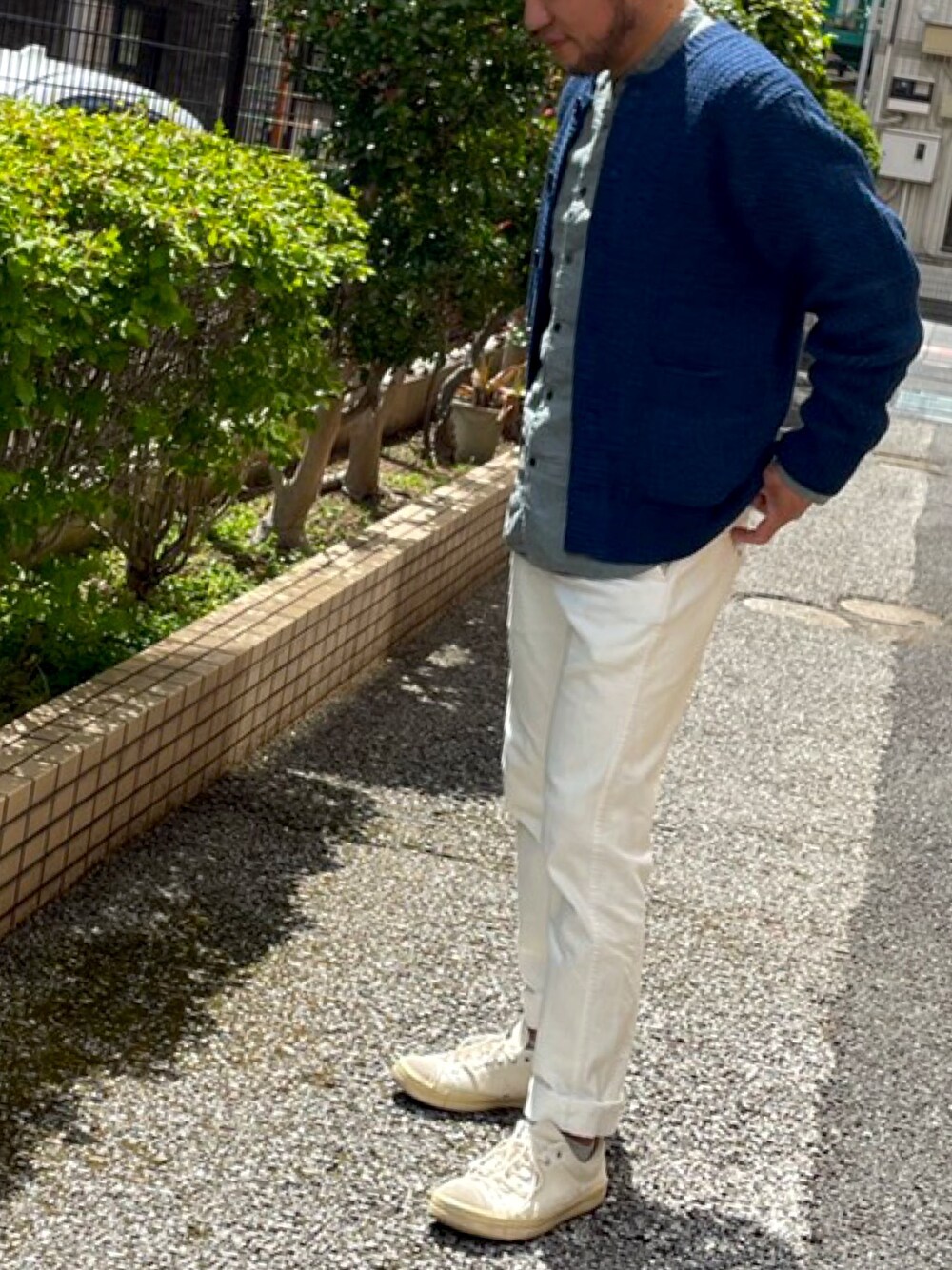 「春コーデ、カーティガン、ニットカーディガン、リネンシャツ、BLUE BLUE JAPAN、CONFECT、白パンツ、レイヤードスタイル、おじさん、アラフォー」｜「BLUE BLUE JAPANのアイテム（カーディガン/ボレロ、ブルー系）」を使った、masu＊さん（メンズ・168cm）の春コーディネートの1枚目の写真