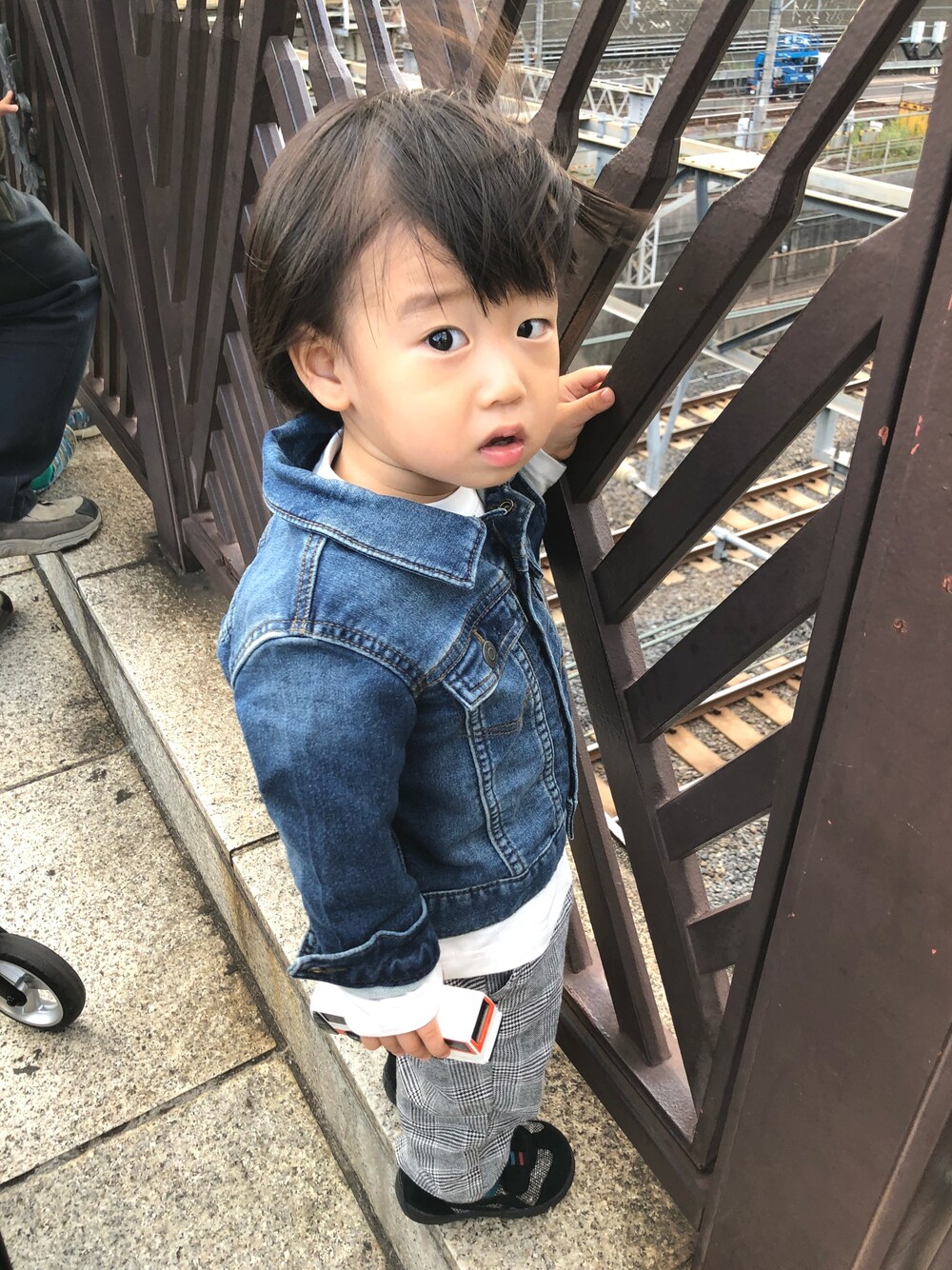 「秋のコーデ、Gジャン、グレンチェック」｜「babyGAPのアイテム（デニムジャケット、ブルー系）」を使った、chobisukeさん（キッズ・80cm）の秋コーディネートの1枚目の写真