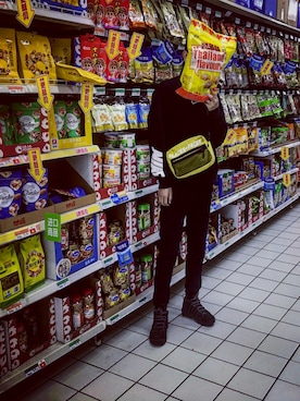 「アイテム（ボディバッグ/ウエストポーチ、イエロー系）」を使った、潮祯看齐さん（メンズ・177cm）の冬コーディネート