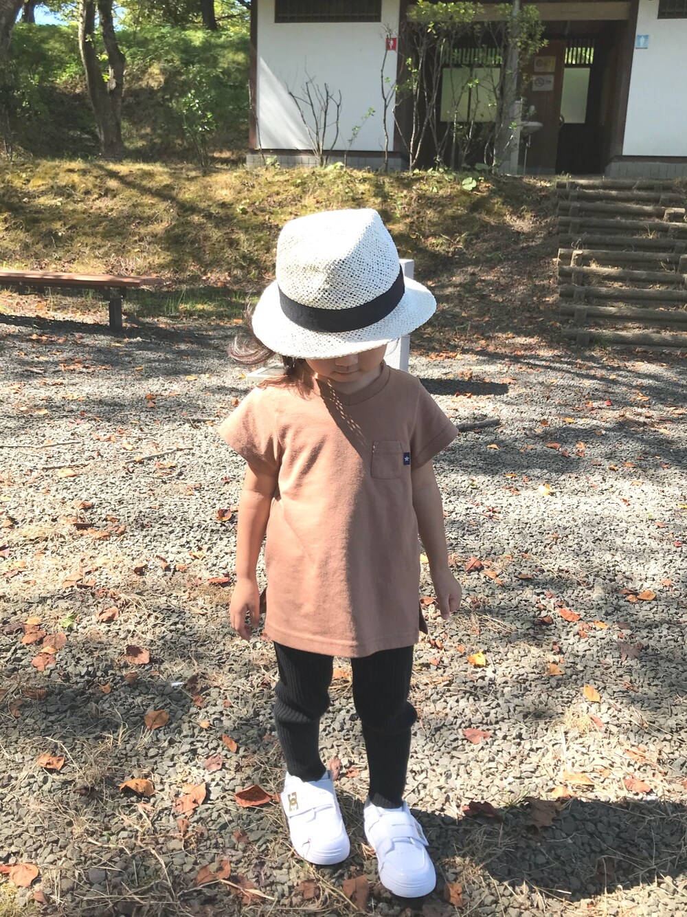 「秋服」｜「CIAOPANIC TYPYのVネックTee（Tシャツ/カットソー、ブラウン系）」を使った、kumoさん（キッズ・90cm）の秋コーディネートの1枚目の写真