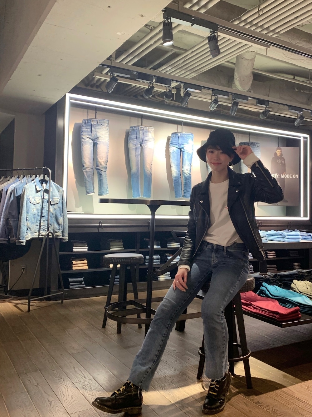 「Diesel、デニム、ブルーデニム、DIESEL OSAKA」｜「DIESELのレディース ジャケット デニムブルゾン　ジョグジーンズ（デニムジャケット、ブラック系）」を使った、NANAMI さん（レディース・171cm）の冬コーディネートの1枚目の写真