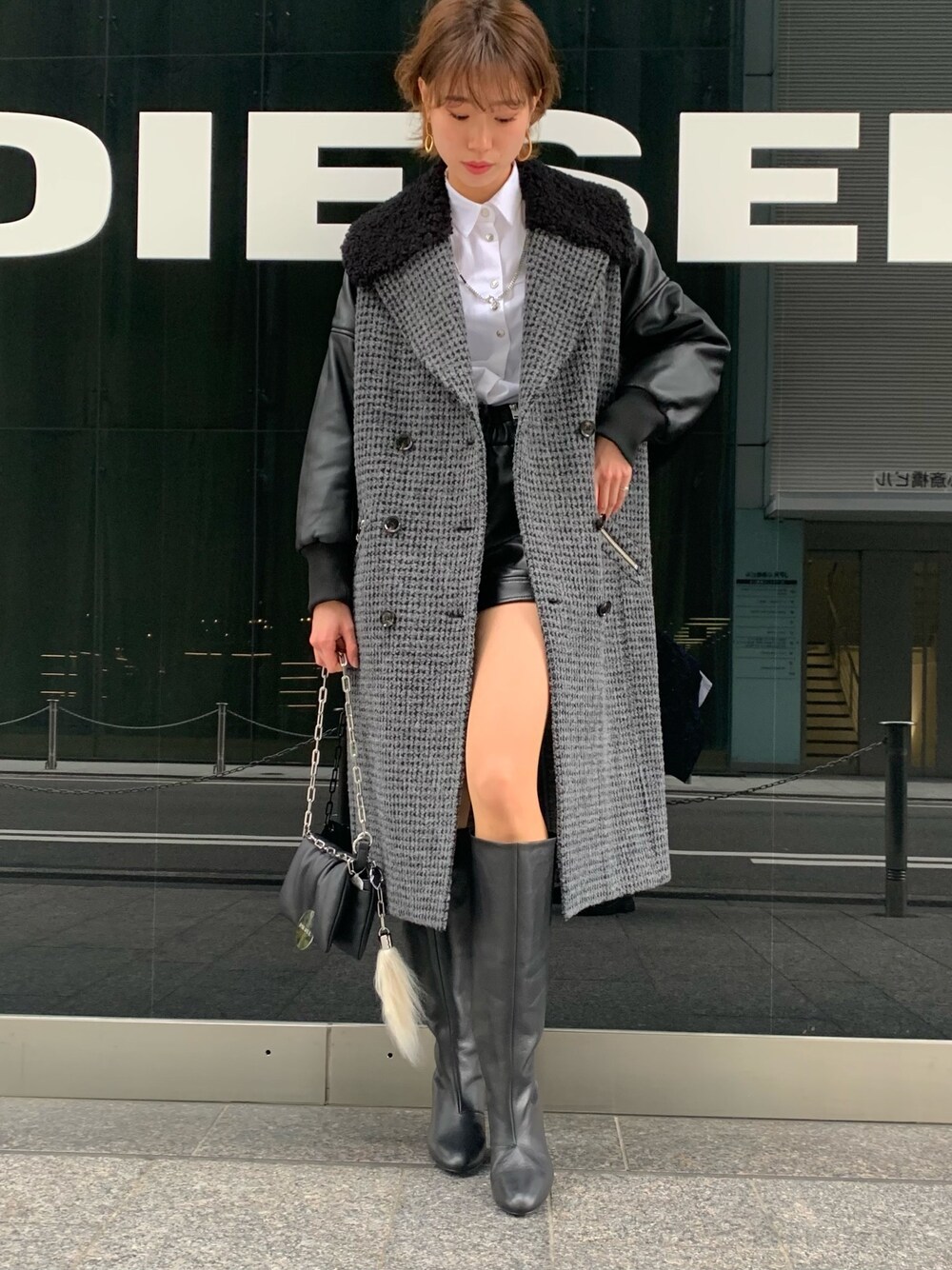 「秋冬コーデ、大人カジュアル、秋服、ブラックコーデ、モノトーン、ショルダーバッグ、大人コーデ、Diesel、黒ブーツ、レザーコーデ」｜「DIESELのレディース ウィンタージャケット ダブルウール ハンドステッチコート（その他アウター、ブラック系）」を使った、NANAMI さん（レディース・171cm）の秋コーディネートの1枚目の写真
