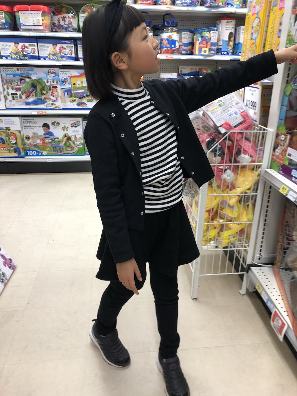 「クリスマスプレゼント、小学生コーデ、ブラックコーデ、前髪ぱっつん、年末WEAR感謝祭、ボーダー」｜「BRANSHESのアイテム（トップス、その他）」を使った、マヒマヒさん（キッズ・130cm）の冬コーディネートの1枚目の写真