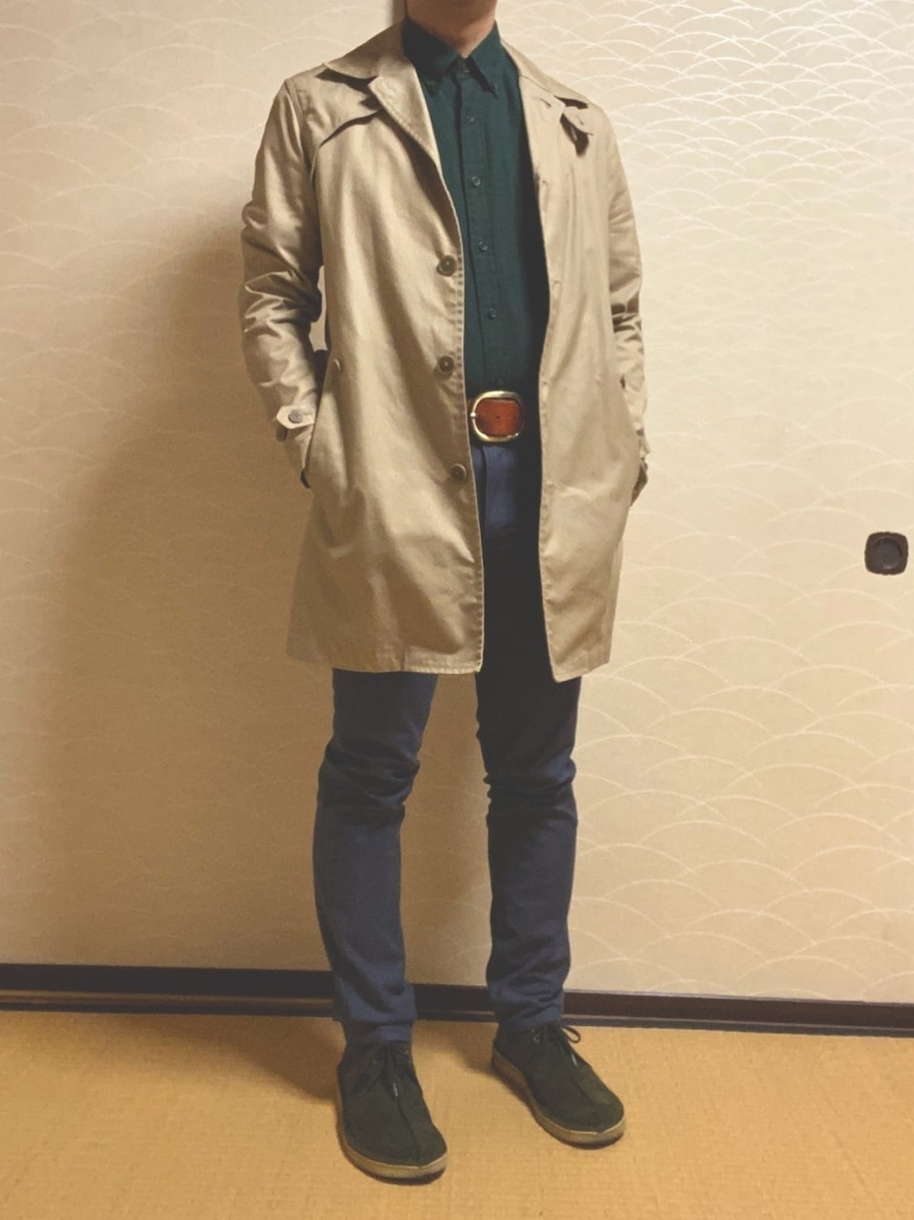 ベージュ系のトレンチコート、グリーン系のシャツ/ブラウス、ブルー系のその他パンツを着用したメンズの秋コーディネートの1枚目の写真