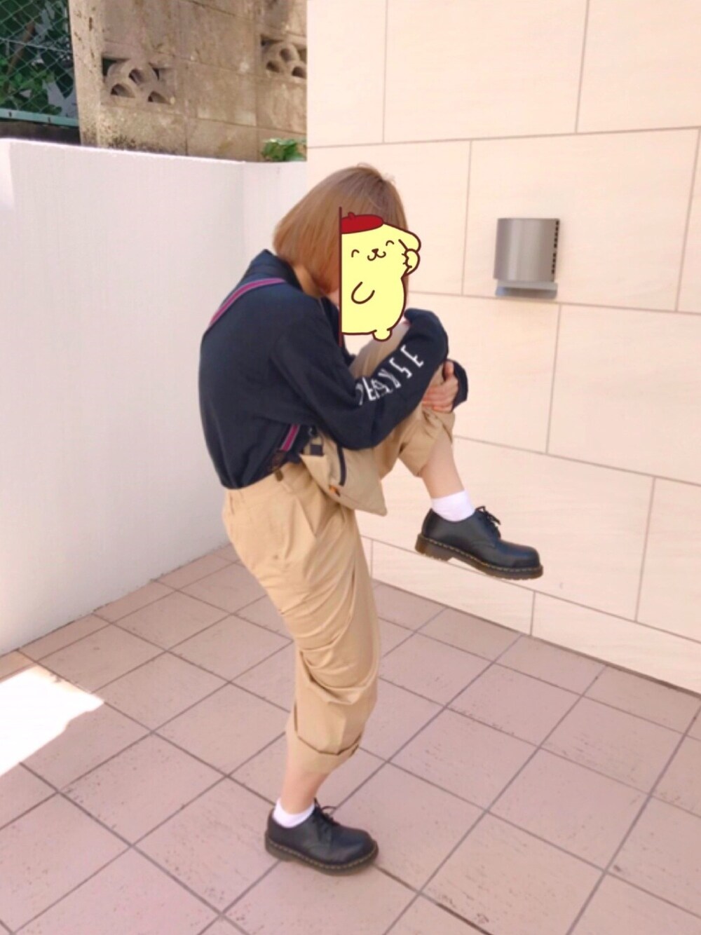 「ベージュワイドパンツ、ドクターマーチン3ホール、サスペンダー、黒ロンT、秋、Deviluse」｜「Deviluseのアイテム（その他トップス、ブラック系）」を使った、メロさん（レディース・162cm）の秋コーディネートの1枚目の写真