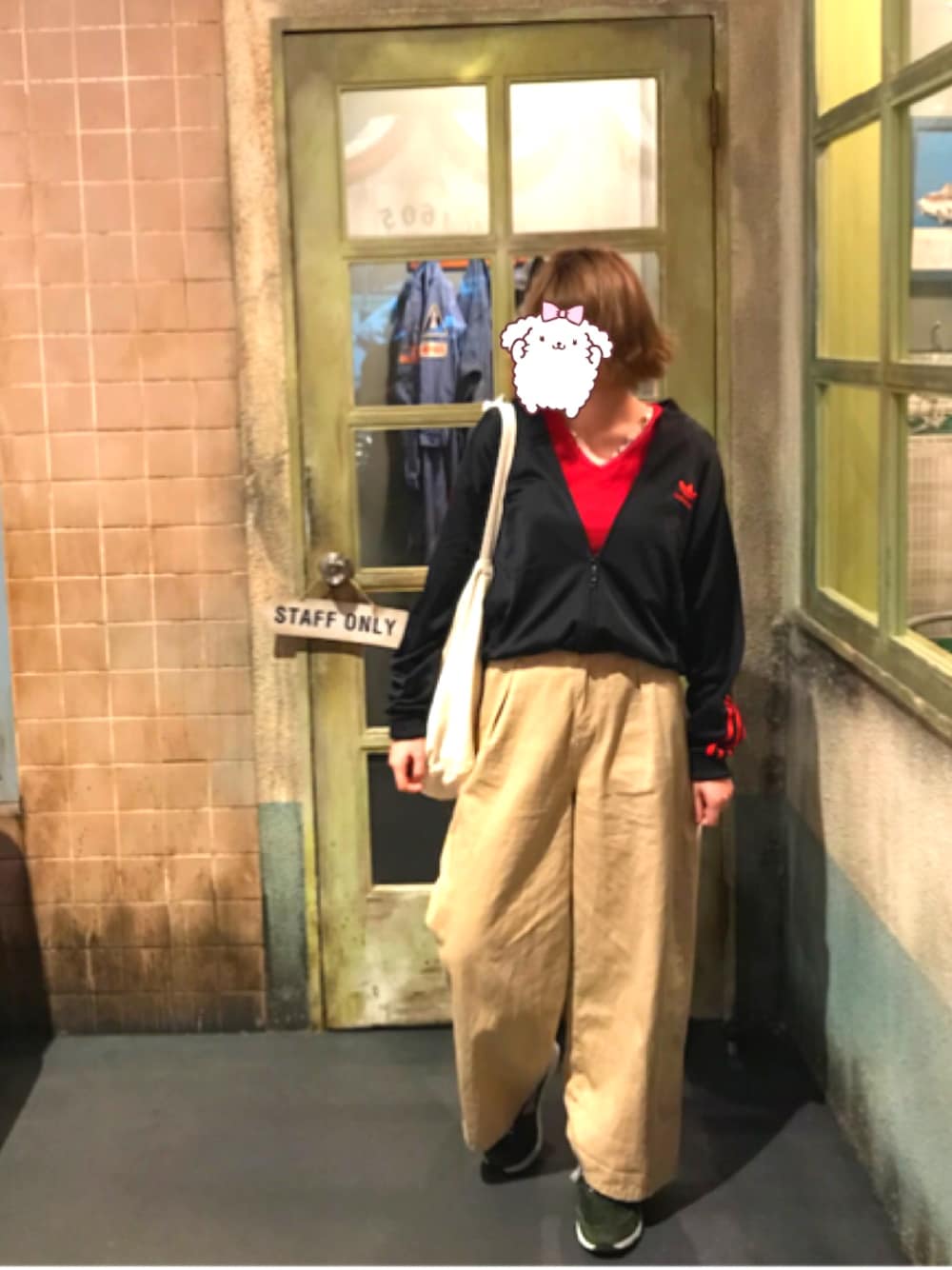 「アディダスジャージ、ベージュ、レッドトップス、キャミソール、ニューバランス、ショートヘア、アキコーデ、デート、デートスタイル（WOMEN）、シンプルコーデ」｜「style to saveのアイテム（トップス、レッド系）」を使った、メロさん（レディース・162cm）の秋コーディネートの1枚目の写真