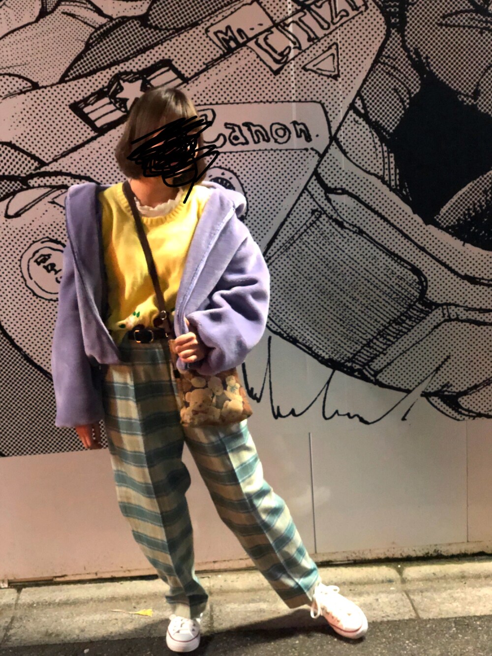 「原宿、柄パンツ、Another Edition、パラビオン、黄色ニット、converse、ボブ女子」｜「paravionのハイネックLS（Tシャツ/カットソー、ホワイト系）」を使った、メロさん（レディース・162cm）の冬コーディネートの1枚目の写真