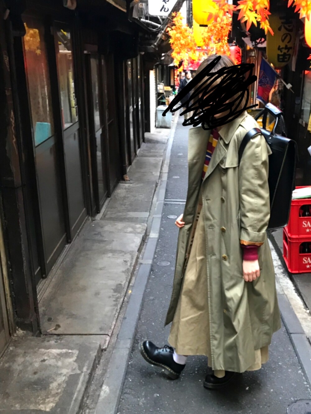「ディッキーズ(Dickies)、ドクターマーチン3ホール、ドクターマーチン、burberry、ロングコート」｜「DOUBLE NAMEの長袖ワッフルレトロボーダープルオーバー（Tシャツ/カットソー、レッド系）」を使った、メロさん（レディース・162cm）の冬コーディネートの1枚目の写真