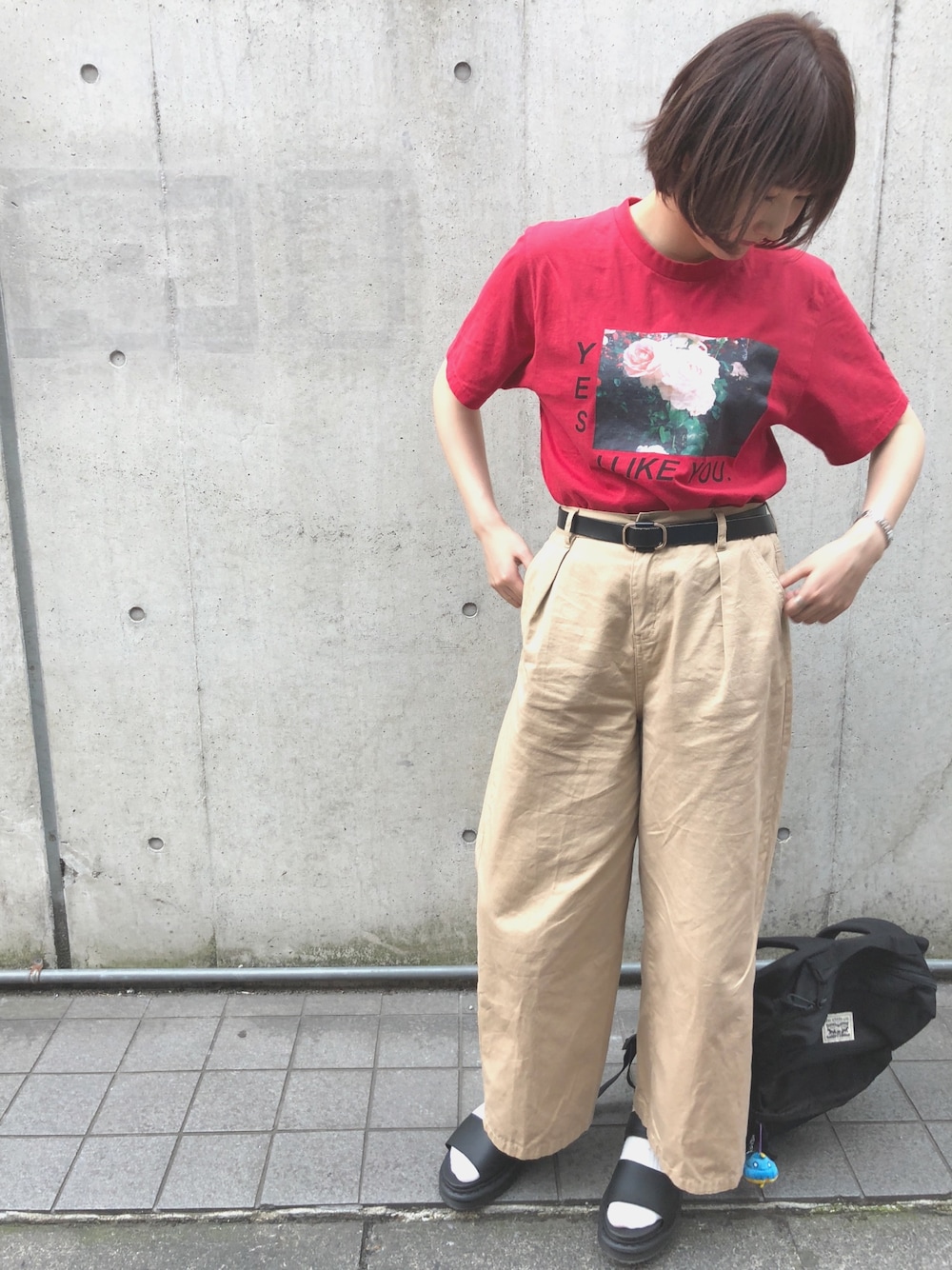 「jouetie、レイカズン(Ray Cassin)、夏コーデ、Dr.Martens、サンダルに靴下、リュック、大学生、ショートヘア、赤」｜「jouetieのローズ TEE（Tシャツ/カットソー、レッド系）」を使った、メロさん（レディース・162cm）の春コーディネートの1枚目の写真