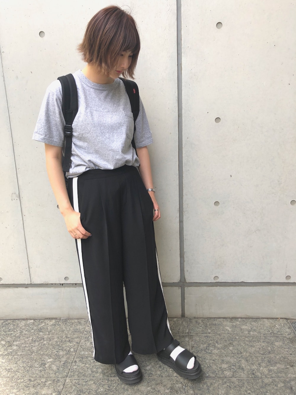 「ラインパンツ、チャンピオン、グレーTシャツ、ドクターマーチンサンダル、ショートパンツ、リュック、サンダルに靴下、シンプル、夏コーデ」｜「Championのアイテム（Tシャツ/カットソー、グレー系）」を使った、メロさん（レディース・162cm）の春コーディネートの1枚目の写真