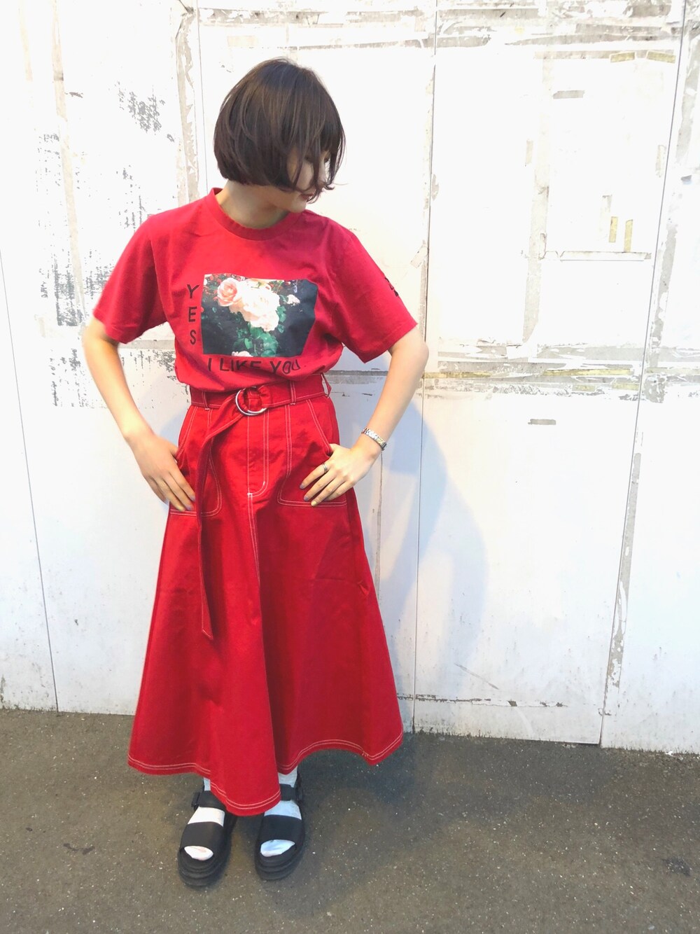 「jouetie、ジュエティ、ドクターマーチン、赤、夏コーデ、スカート」｜「jouetieのローズ TEE（Tシャツ/カットソー、レッド系）」を使った、メロさん（レディース・162cm）の春コーディネートの1枚目の写真