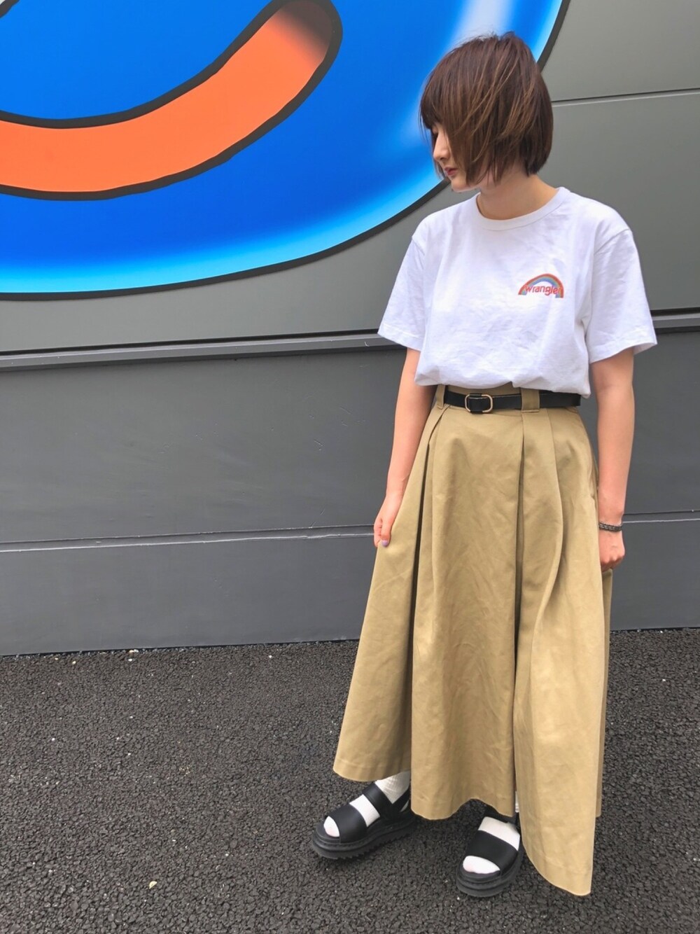 「夏コーデ、ディッキーズ(Dickies)、シンプルコーデ、Wrangler、白Tシャツ、スカート、大人コーデ、サンダルに靴下」｜「Wranglerのアイテム（Tシャツ/カットソー、ホワイト系）」を使った、メロさん（レディース・162cm）の春コーディネートの1枚目の写真