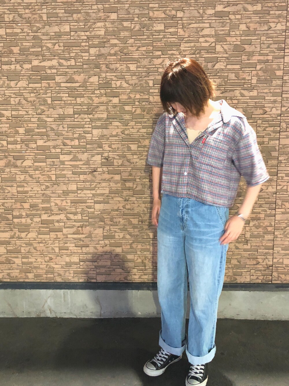 「夏、デニム、WHO’S WHO gallery、ブラウス、コンバース、シャツスタイル、ショートヘア」｜「KBFのかぎ針レースリブタンクトップ（タンクトップ、ホワイト系）」を使った、メロさん（レディース・162cm）の春コーディネートの1枚目の写真