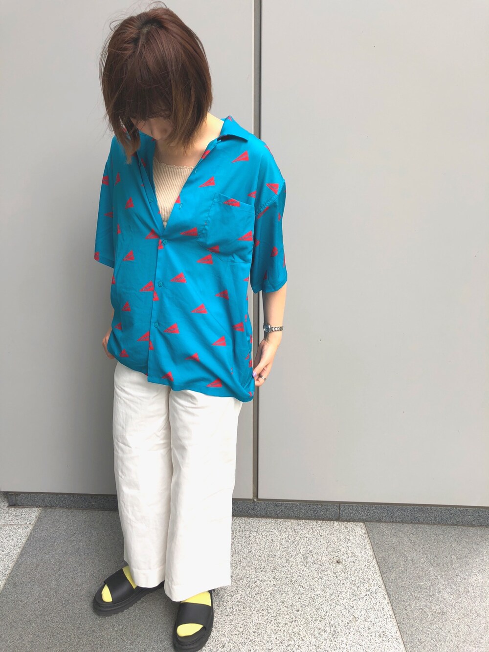 「パンツスタイル、ジュエティ、jouetie、ホワイトパンツ、くつした×サンダル、サンダルに靴下、ドクターマーチン、ショートヘア、シャツスタイル、夏コーデ」｜「jouetieの【WEB限定】フラッグシャツ（シャツ/ブラウス、ブルー系）」を使った、メロさん（レディース・162cm）の夏コーディネートの1枚目の写真