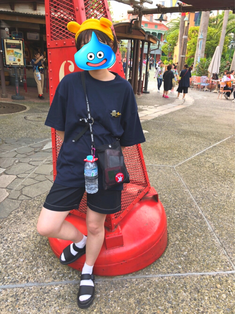 「ディズニー、universal overall、ドクターマーチン、サンダルに靴下、黒、スピンズ、ぷーさん、夏コーデ、ディズニーランド」｜「SPINNSのアイテム（Tシャツ/カットソー、ブラック系）」を使った、メロさん（レディース・162cm）の夏コーディネートの1枚目の写真