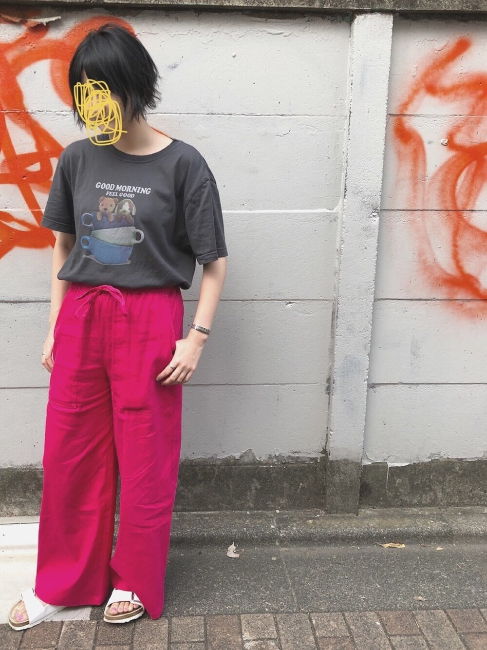 「キャンディストリッパー、ビルケンシュトック、黒Tシャツ、原色、原宿、美容院、ショートヘア、夏コーデ」｜「Candy Stripperのアイテム（Tシャツ/カットソー、ブラック系）」を使った、メロさん（レディース・162cm）の夏コーディネートの1枚目の写真