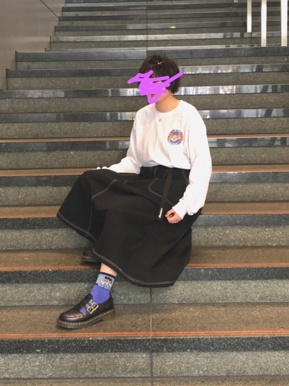 「キャンディストリッパー、Candy Stripper、春コーデ、スカート、春、スカートスタイル、ドクターマーチン、Dr.Martens、メリージェーン、階段」｜「Candy StripperのPUCKISH RAT L/S Tシャツ（Tシャツ/カットソー、ホワイト系）」を使った、メロさん（レディース・162cm）の冬コーディネートの1枚目の写真