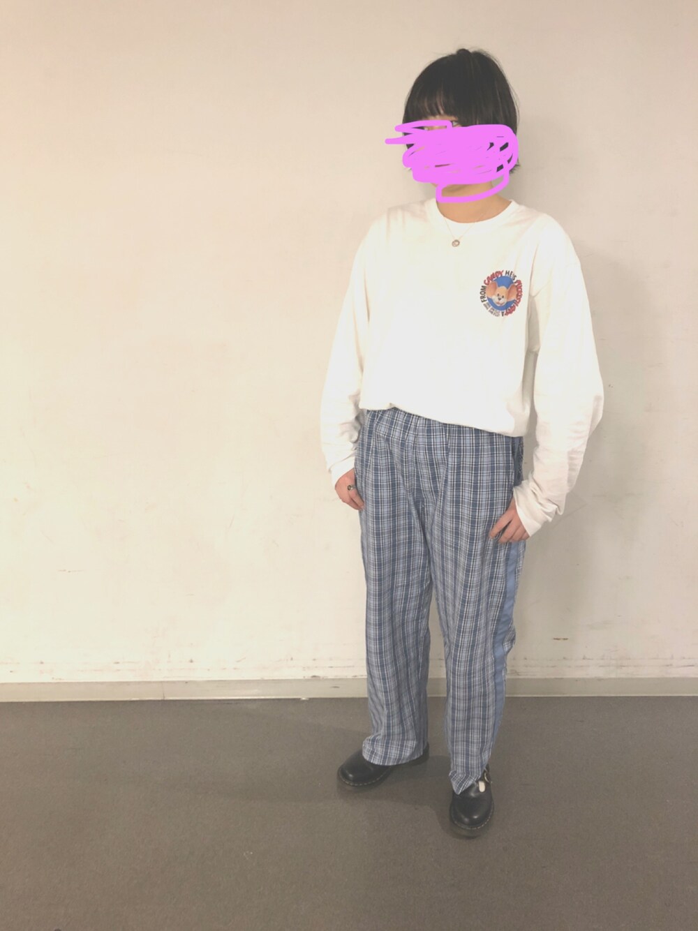 「Candy Stripper、キャンディストリッパー、ドクターマーチン、春コーデ、チェックパンツ、白、Dr.Martens、春」｜「Candy StripperのPUCKISH RAT L/S Tシャツ（Tシャツ/カットソー、ホワイト系）」を使った、メロさん（レディース・162cm）の春コーディネートの1枚目の写真