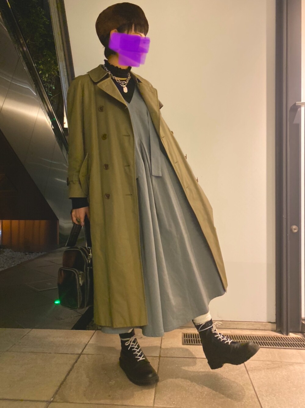 「大人カジュアル、シンプル、大人コーデ、きれいめカジュアル、トレンチコート、キャンディストリッパー、ドクターマーチン」｜「FRED PERRYのアイテム（トップス、ブラック系）」を使った、メロさん（レディース・162cm）の冬コーディネートの1枚目の写真