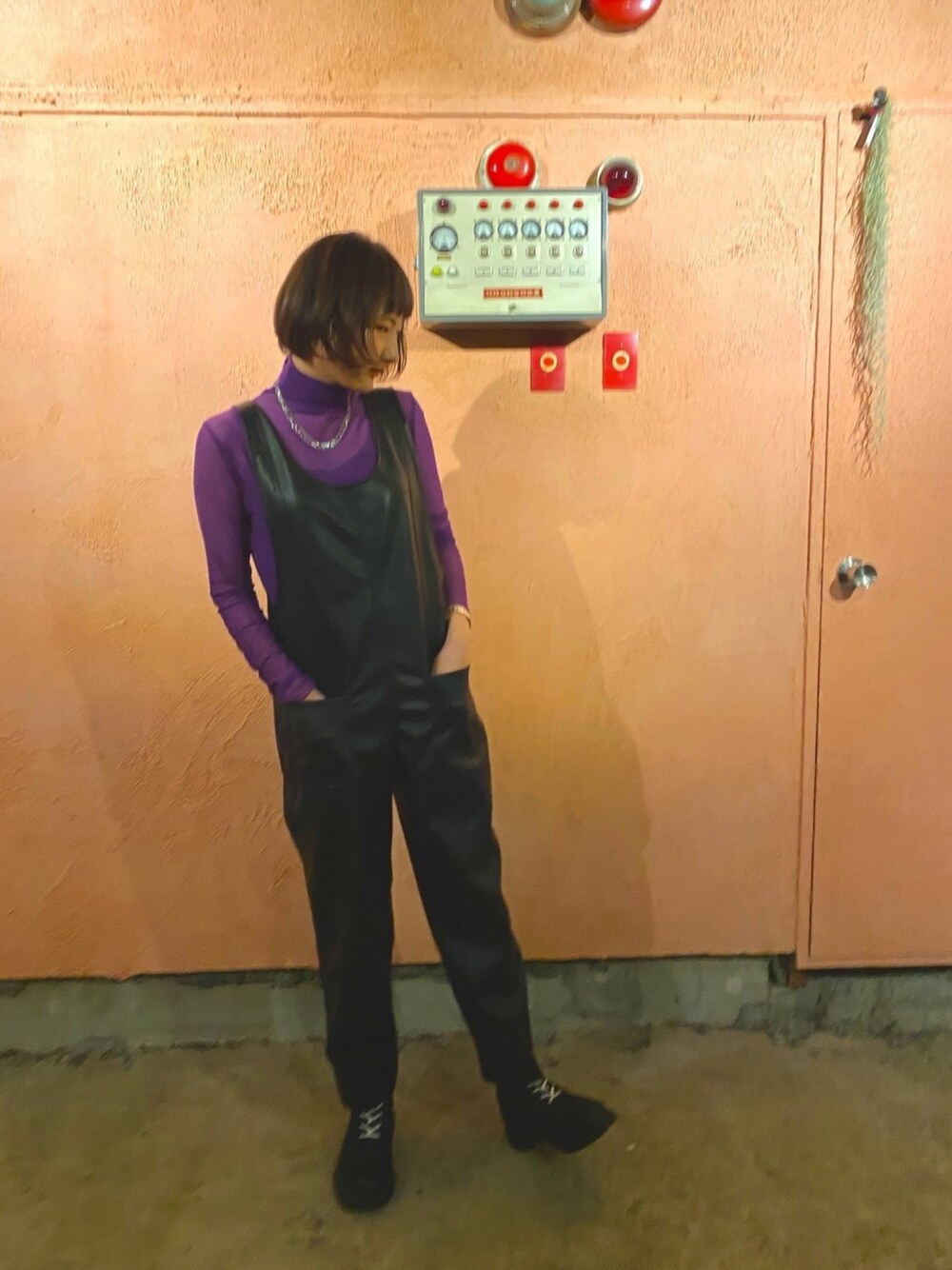 「ZARA、オーバーオール、Dr.Martens、パーティー、girl」｜「Dr. Martensのアイテム（シューズ、ブラック系）」を使った、メロさん（レディース・162cm）の冬コーディネートの1枚目の写真