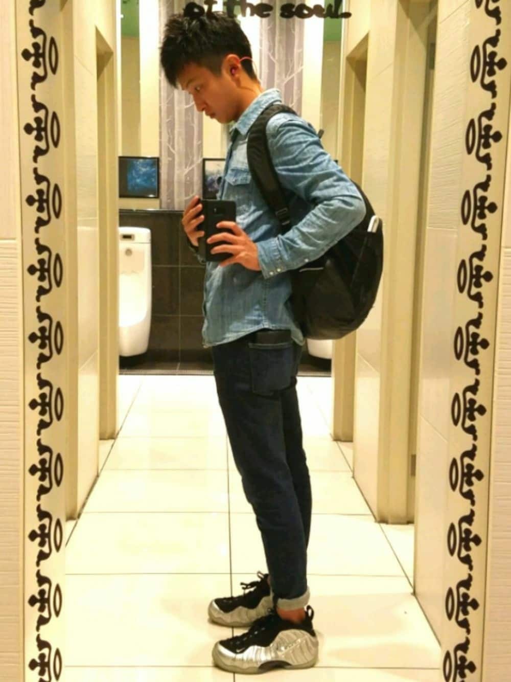 シルバー系のスニーカー、ブルー系のデニムパンツ、ブルー系のシャツ/ブラウスを着用したメンズの夏コーディネートの1枚目の写真