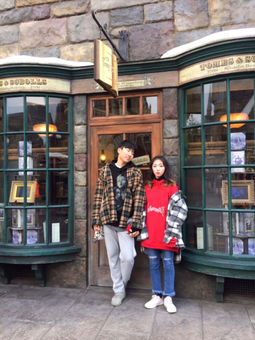 「denim、sneakers、couple、おそろいコーデ、双子コーデ、カップル、韓国ファッション、韓国ブランド」｜「VETEMENTSのアイテム（パーカー、レッド系）」を使った、よんりょんさん（レディース・163cm）の夏コーディネートの1枚目の写真