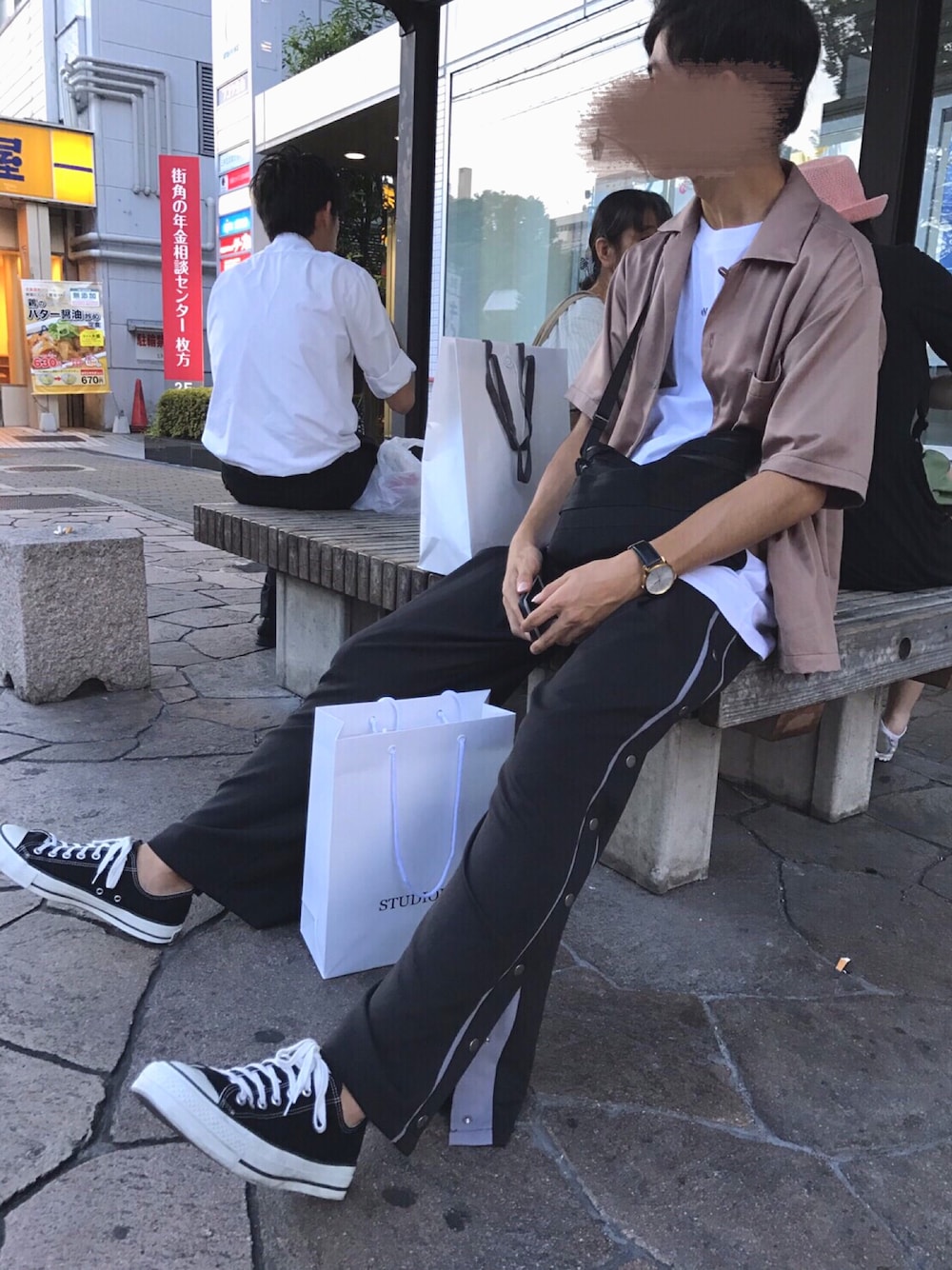 「シンプル、きれいめカジュアル、ワイドパンツ、ゆるコーデ、夏コーデ、シャツ、白Tシャツ、ラクチンコーデ、ロゴT、ビッグシルエット」｜「STUDIOUSの【WEB限定】STUDIOUS フィブリルサテンオープンカラーシャツ （シャツ/ブラウス、ピンク系）」を使った、TAKUMAさん（メンズ・172cm）の夏コーディネートの1枚目の写真