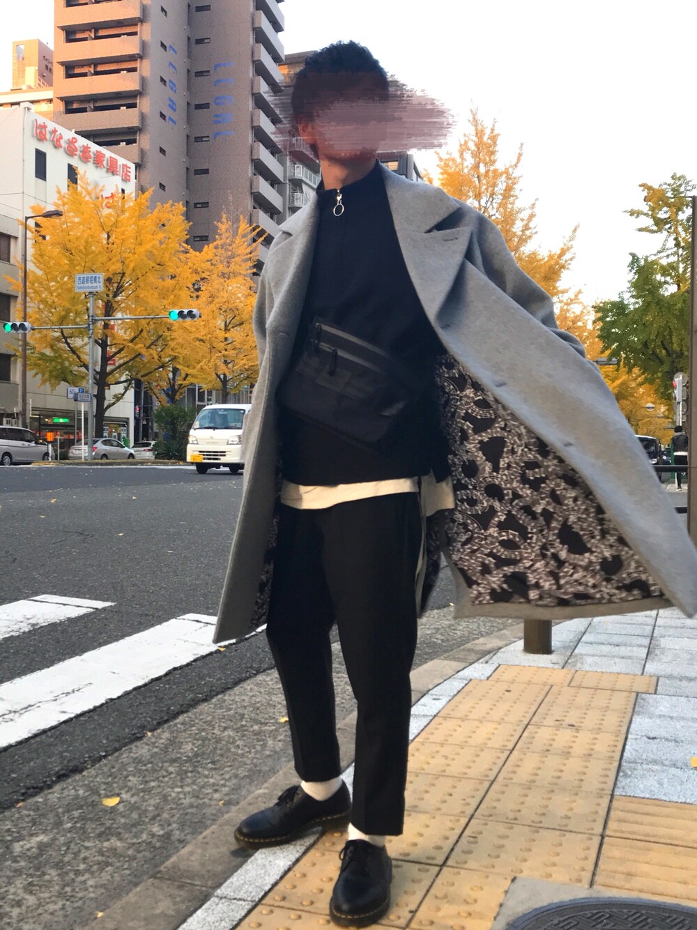 「シンプル、きれいめカジュアル、ootd、冬コーデ、スラックス、THEE、おしゃれさんと繋がりたい、Dr.Martens、チェスターコート、黒」｜「NAVALのハーフミラノハーフジップニット（ニット/セーター、ブラック系）」を使った、TAKUMAさん（メンズ・172cm）の秋コーディネートの1枚目の写真