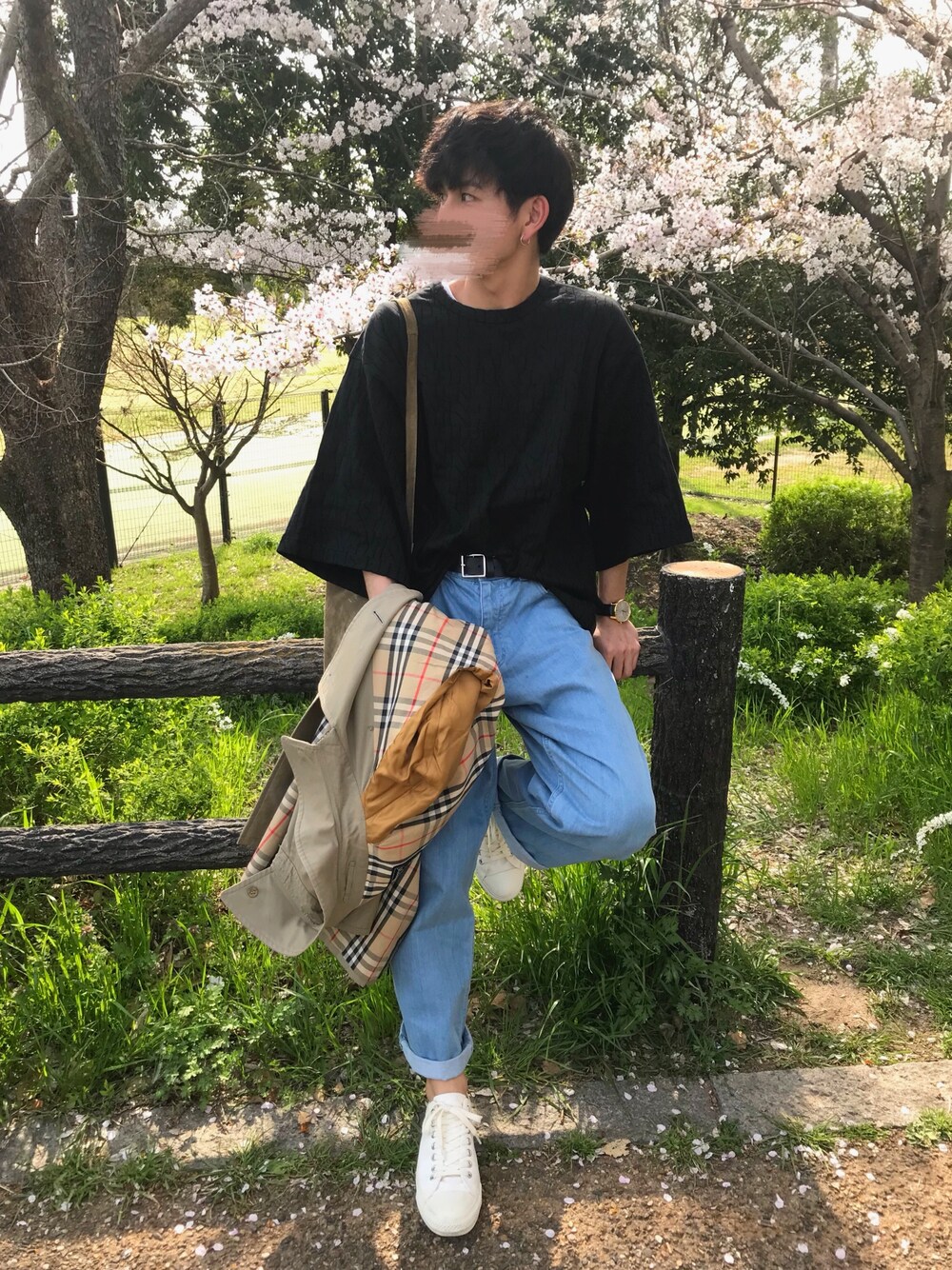 「春コーデ、シンプル、ゆるコーデ、オーバーサイズ、デニムパンツ、ラフ、SHAREEF、Tシャツ、バーバリー、白スニーカー」｜「SHAREEFのTYPO JQ BIG-T（Tシャツ/カットソー、ブラック系）」を使った、TAKUMAさん（メンズ・172cm）の春コーディネートの1枚目の写真
