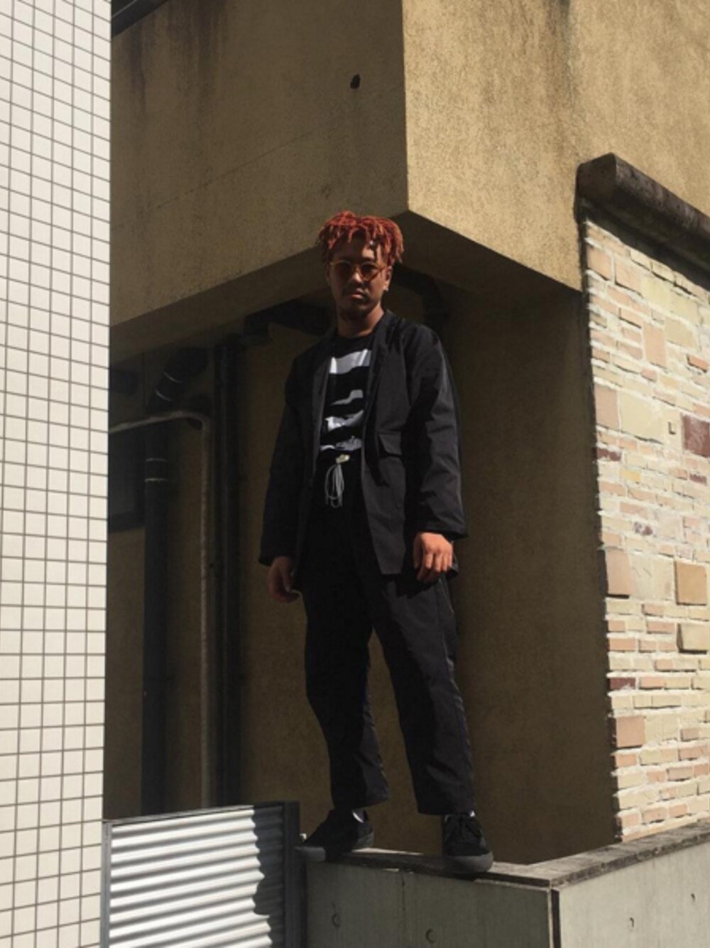 「セットアップ、MUZE、セットアップスタイル、H＞FRACTAL、johnsbyjohnny」｜「MUZEのMUZE - RAGLAN TAILORED JACKET (BLACK)（テーラードジャケット、ブラック系）」を使った、H>FRACTALさん（メンズ・170cm）の冬コーディネートの1枚目の写真