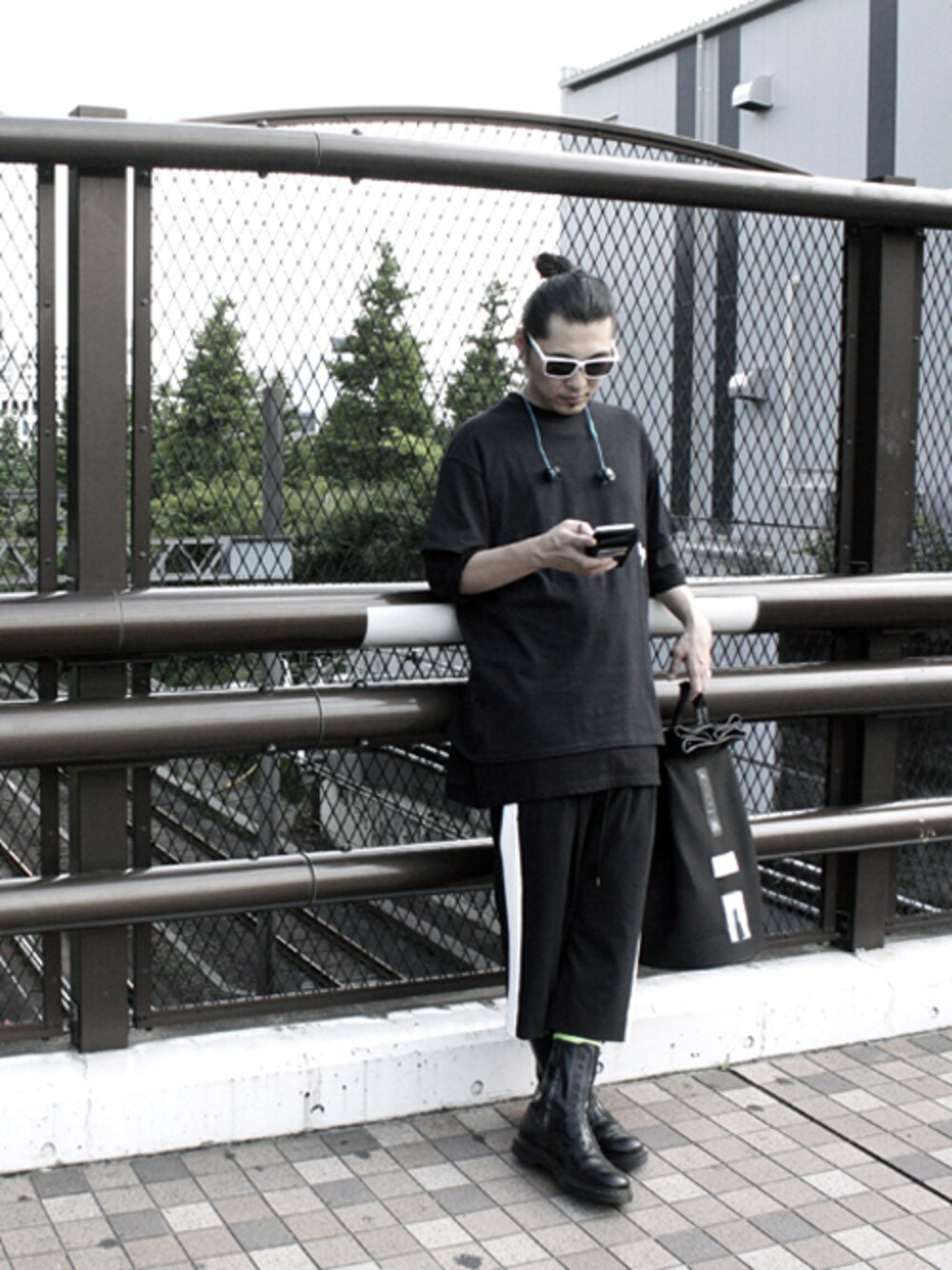 「MUZE、H＞FRACTAL、johnsbyjohnny」｜「MUZEのMUZE - SIDE LINE EASY PANTS (BLACK-WHITE)（スラックス、ブラック系）」を使った、H>FRACTALさん（メンズ・180cm）の夏コーディネートの1枚目の写真