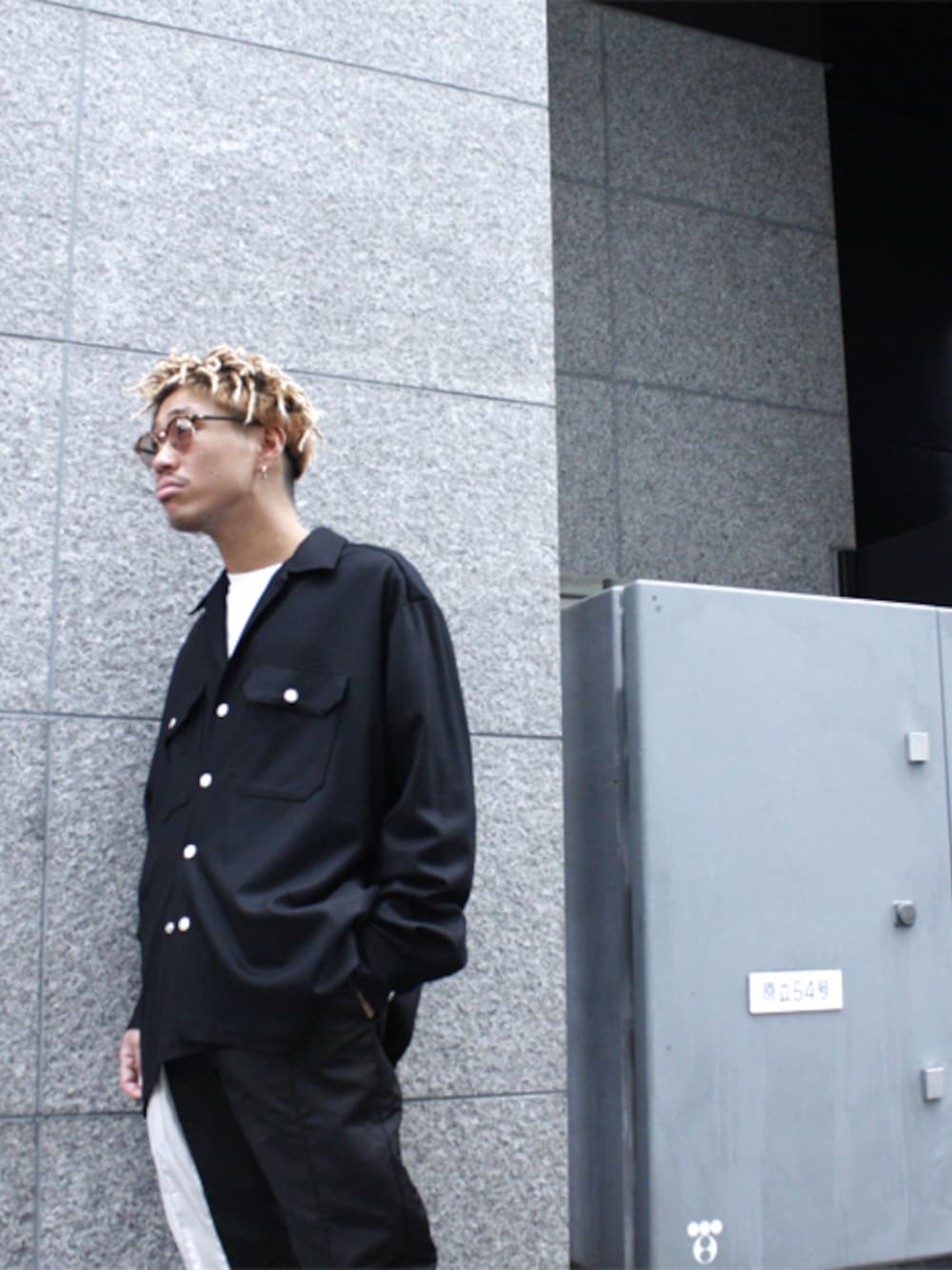 「neonsign、H＞FRACTAL」｜「NEONSIGNのNEON SIGN - MELTON SHIRT （シャツ/ブラウス、ブラック系）」を使った、H>FRACTALさん（メンズ・175cm）の秋コーディネートの1枚目の写真