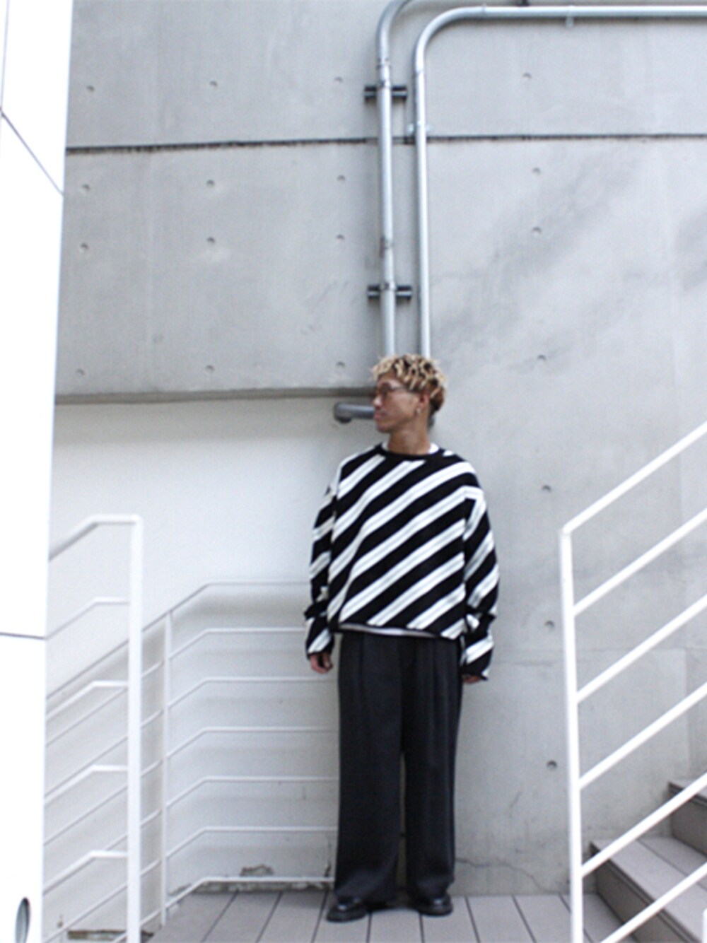 「neonsign、H＞FRACTAL、RICENINETEN」｜「NEONSIGNのNEON SIGN - REGIMENTAL SWEATER（ニット/セーター、ブラック系）」を使った、H>FRACTALさん（メンズ・175cm）の秋コーディネートの1枚目の写真