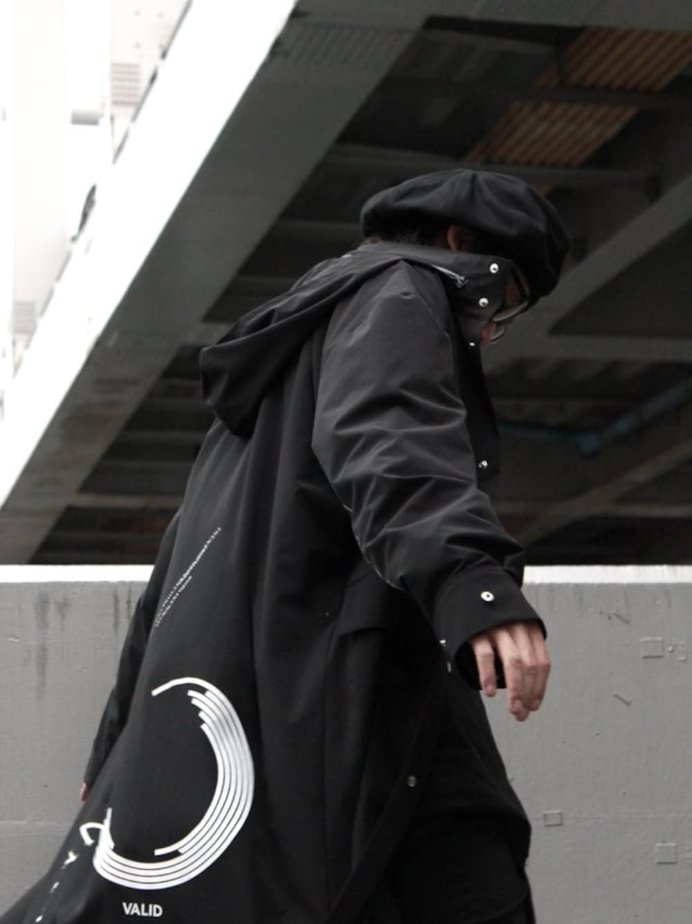 「MUZE、mitake、H＞FRACTAL」｜「MUZEのMUZE - IN-VALID RAIN COAT (BLACK)（その他アウター、ブラック系）」を使った、H>FRACTALさん（メンズ・180cm）の秋コーディネートの1枚目の写真