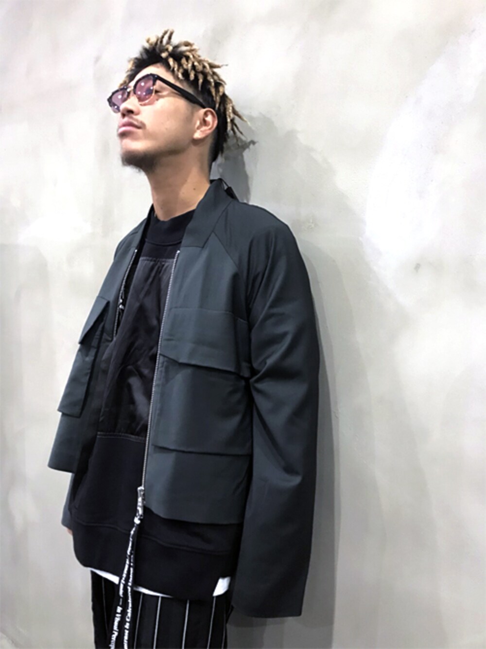「odeur、H＞FRACTAL」｜「ODEUR - STORY SWEAT（スウェット、ブラック系）」を使った、H>FRACTALさん（メンズ・175cm）の秋コーディネートの1枚目の写真